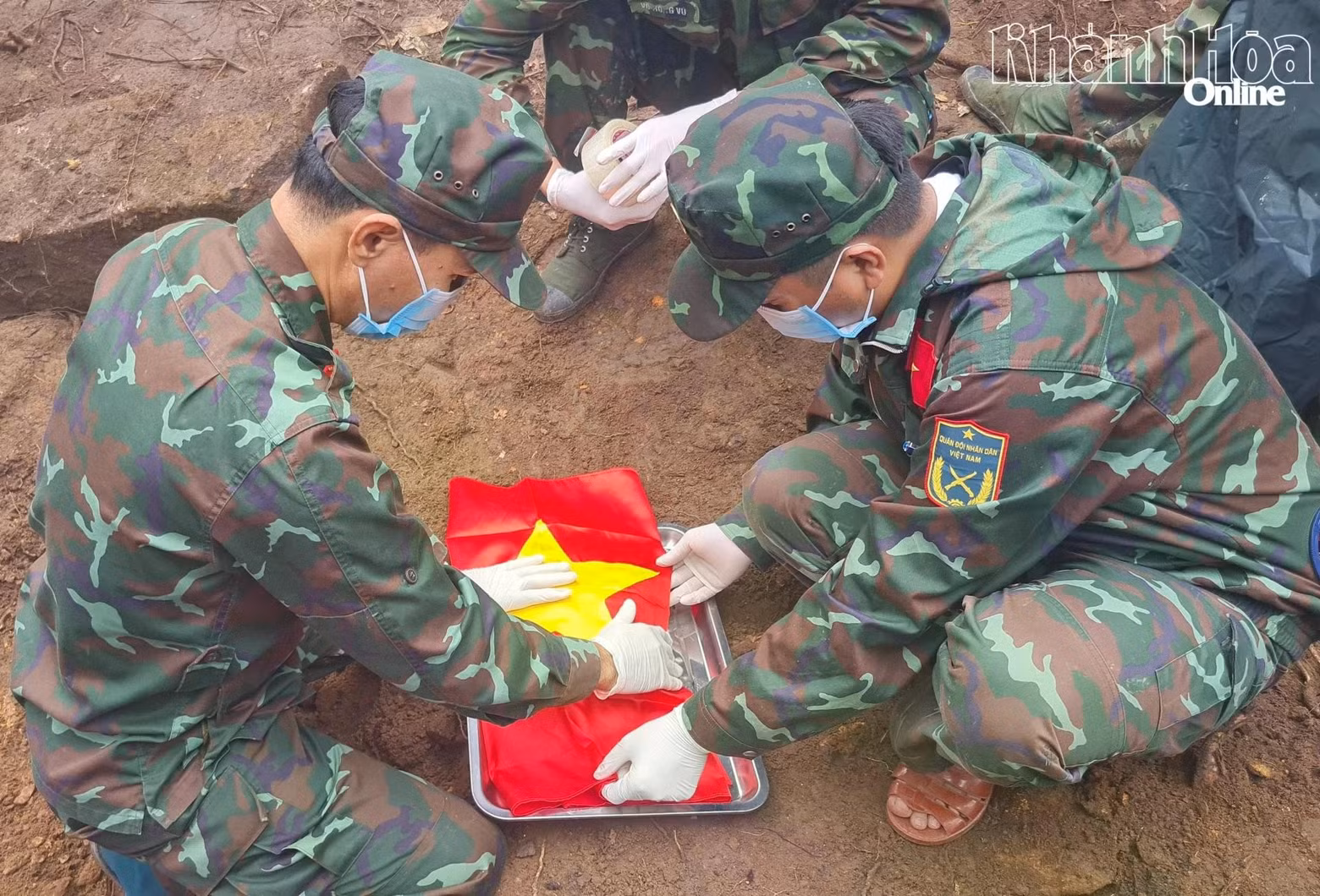 Les restes des trois soldats sont soigneusement enveloppés, puis placés dans des sacs à dos pour être transportés au pied de la montagne.