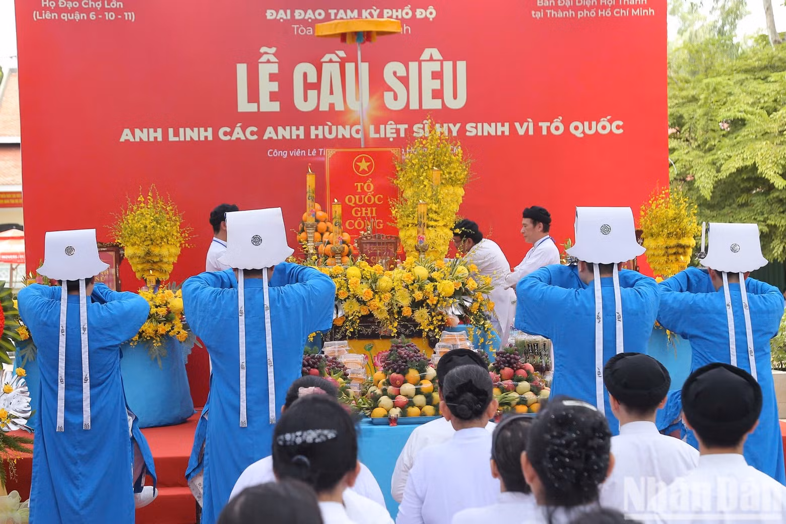 Les fidèles prient avec ferveur pour le repos éternel des soldats et invoquent leur protection afin que le pays connaisse la paix, la stabilité et la prospérité. Photo : NDEL
