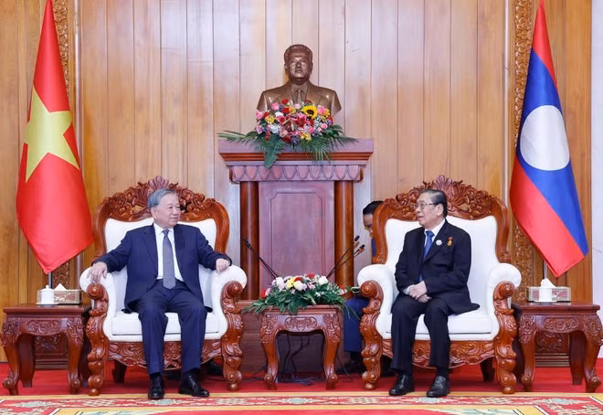 Le secrétaire général du Parti communiste du Vietnam To Lam (gauche) et le secrétaire général du Parti populaire révolutionnaire lao Parti, Choummaly Sayasone. Photo : VNA