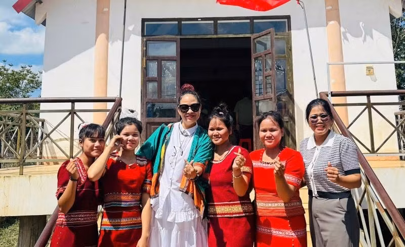 L’autrice de l’article, Ro Dam Thi Bich Ngoc, troisième à partir de la gauche, avec de jeunes membres de minorités ethniques lors d’une mission de terrain à Dak Lak. Photo : Xuan Nga