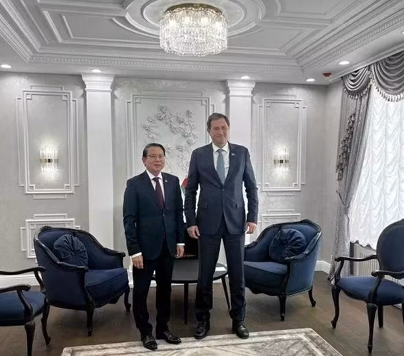Le ministre biélorusse des Affaires étrangères, Maxim Ryzhenkov, reçoit l'ambassadeur Nguyen Van Trung avant son déplacement au Vietnam. Photo : ambassade du Vietnam en Biélorussie.