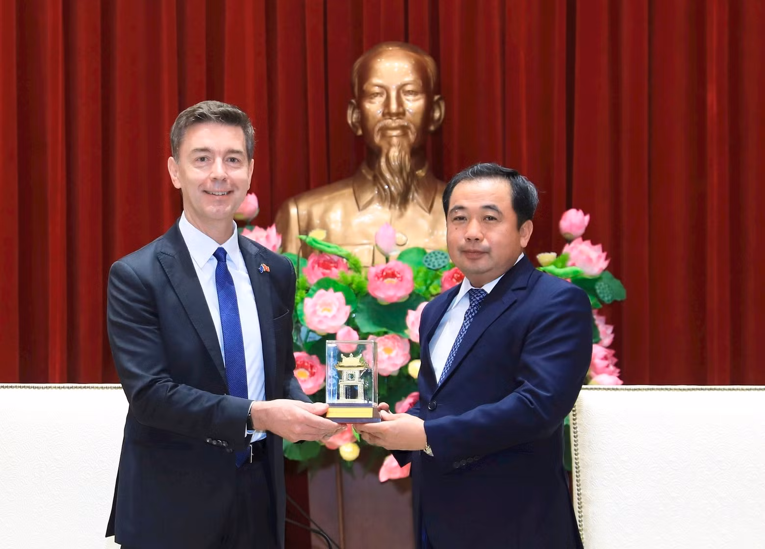 Tran Duc Thang remet un souvenir de Hanoï à l’ambassadeur Julien Guerrier. Photo : Quang Thai