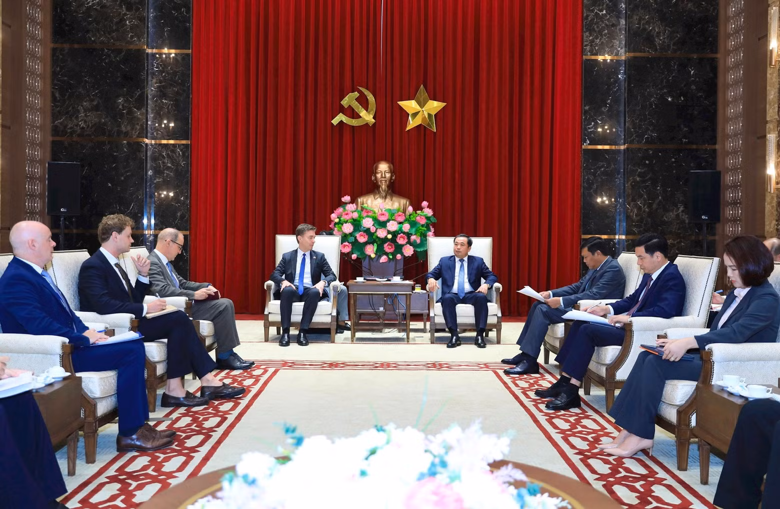 Tran Duc Thang échange avec les représentants de l’Union européenne. Photo : Quang Thai