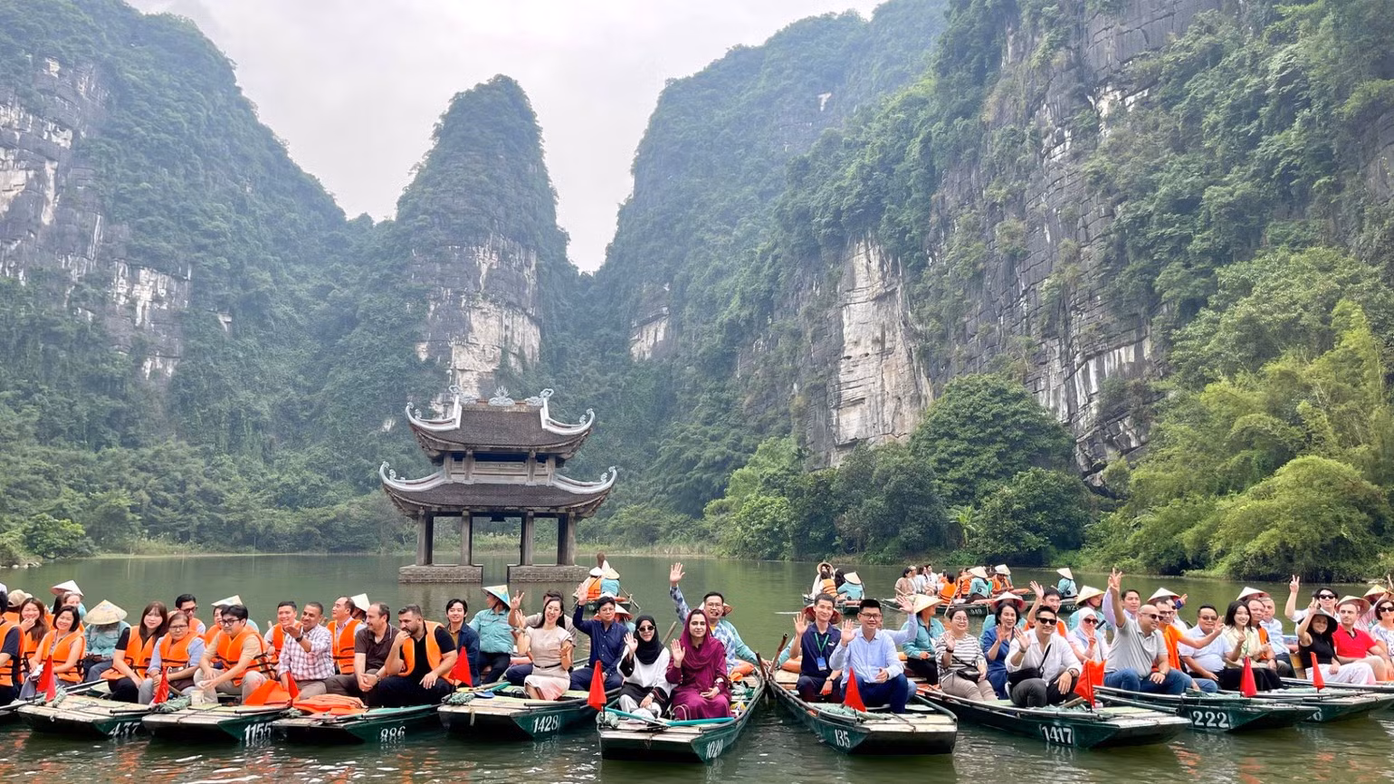 Les paysages spectaculaires du complexe patrimonial de Trang An ont particulièrement impressionné les visiteurs. Photo : Yen Trinh.