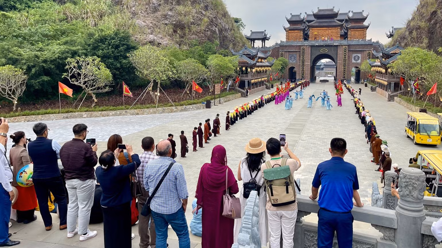 Les délégués découvrent un spectacle de musique de cour traditionnelle dans la zone touristique de Thung Ui. Photo : Yen Trinh.