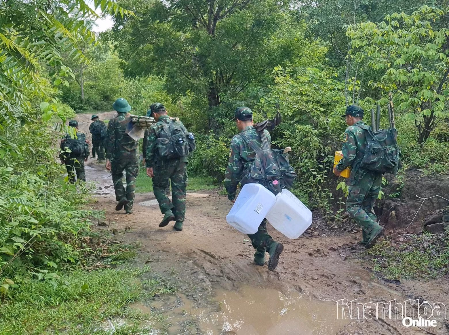 Les soldats transportent des bidons destinés à recueillir de l’eau de source pour les besoins quotidiens et la préparation des repas.