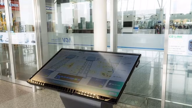 Un système d'affichage multifonctionnel facilite la recherche d’informations au terminal 2 de l’aéroport international de Noi Bai. Photo : VNA