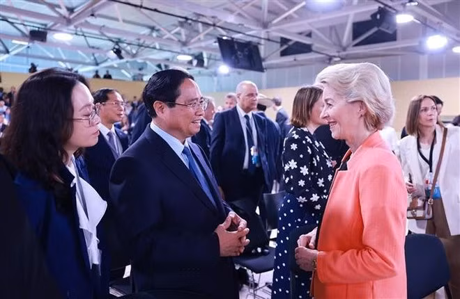 Le Premier ministre Pham Minh Chinh et la présidente de la Commission européenne, Ursula von der Leyen (à droite), à Nice, en France, le 9 juin. Photo : VNA.