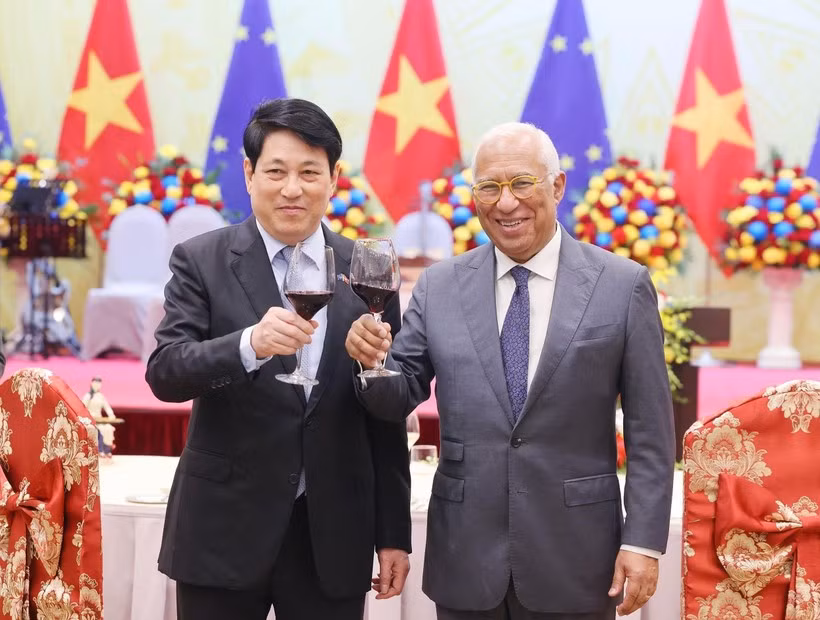 Le président vietnamien Luong Cuong (gauche) et le président du Conseil européen, António Costa lors du banquet à Hanoï: Photo: VNA