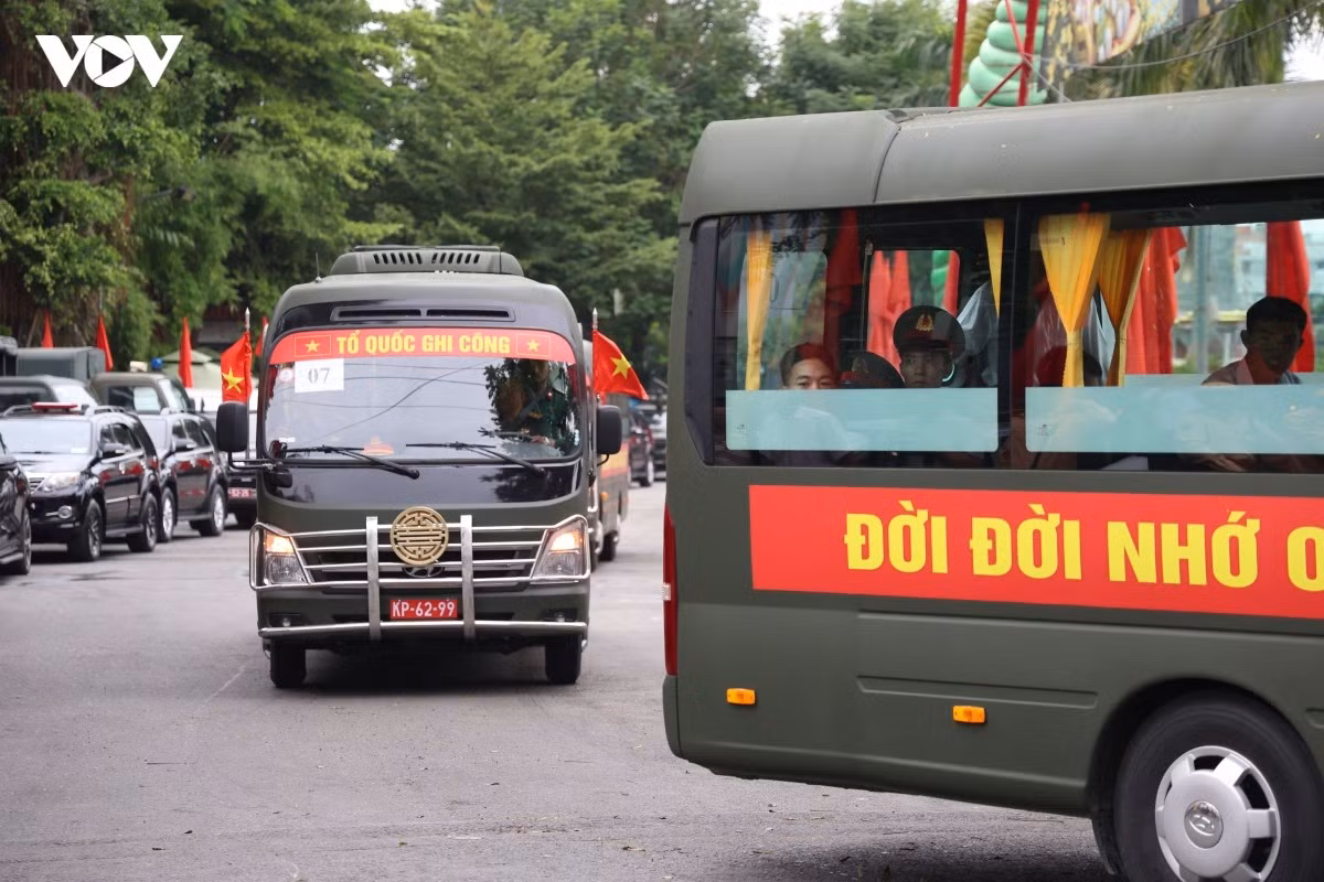 Les véhicules transportant les cercueils répètent leur sortie du parc Le Thi Rieng. Photo : Ty Huynh