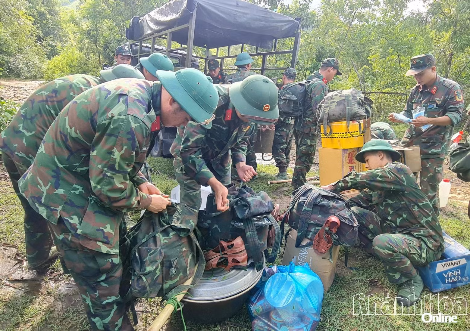 Les militaires préparent soigneusement le matériel et les équipements nécessaires avant l’ascension.