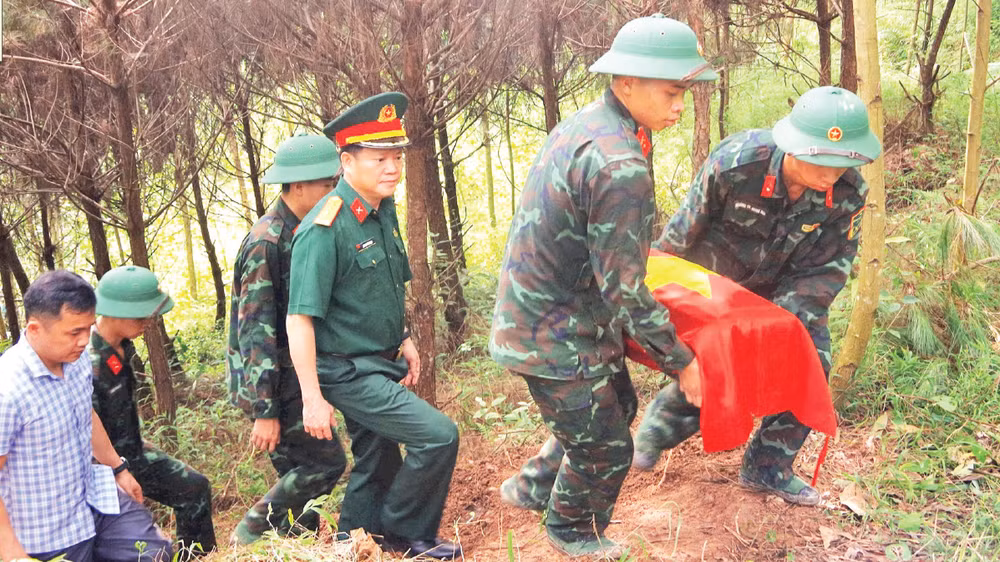 Les forces armées de la province de Lang Son transfèrent la dépouille d’un soldat au cimetière de Loc Binh. Photo : Duong Nguyen