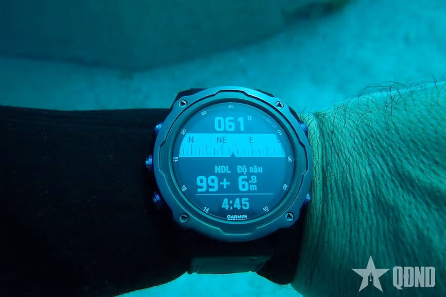 Un plongeur vérifie la profondeur à l’aide d’une montre connectée.