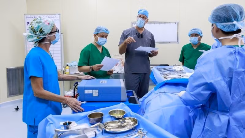 Plus de 30 experts internationaux et des médecins vietnamiens participent à des interventions gratuites lors de la Semaine 2026 de chirurgie reconstructrice et de microchirurgie. Photo : B. Ngoc