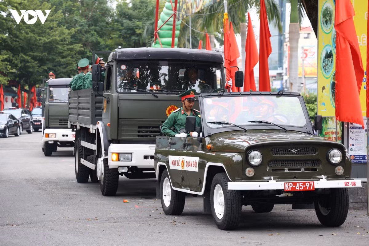 Le convoi de véhicules affectés à la cérémonie d’hommage et d’inhumation simule son départ du parc Le Thi Rieng vers le Cimetière des martyrs de Hô Chi Minh-Ville, situé sur le territoire de l’ancienne ville de Thu Duc. Photo : Ty Huynh
