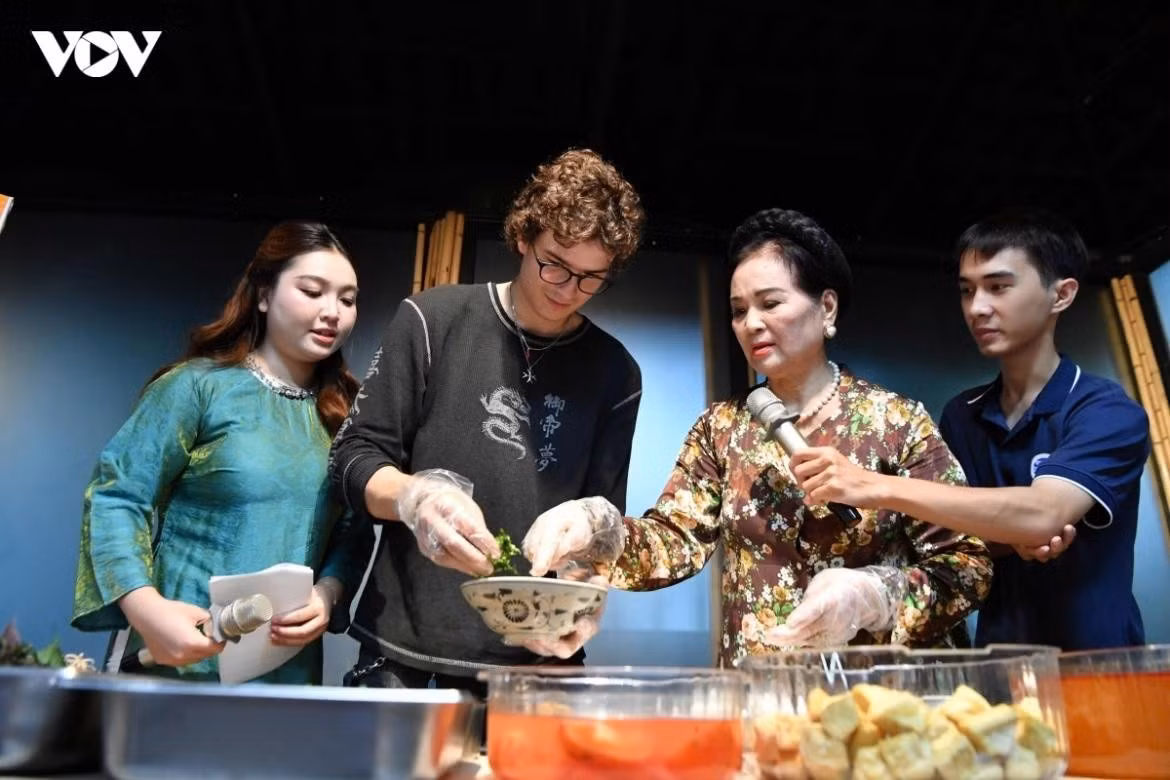 Présentation de spécialités vietnamiennes à des visiteurs étrangers.