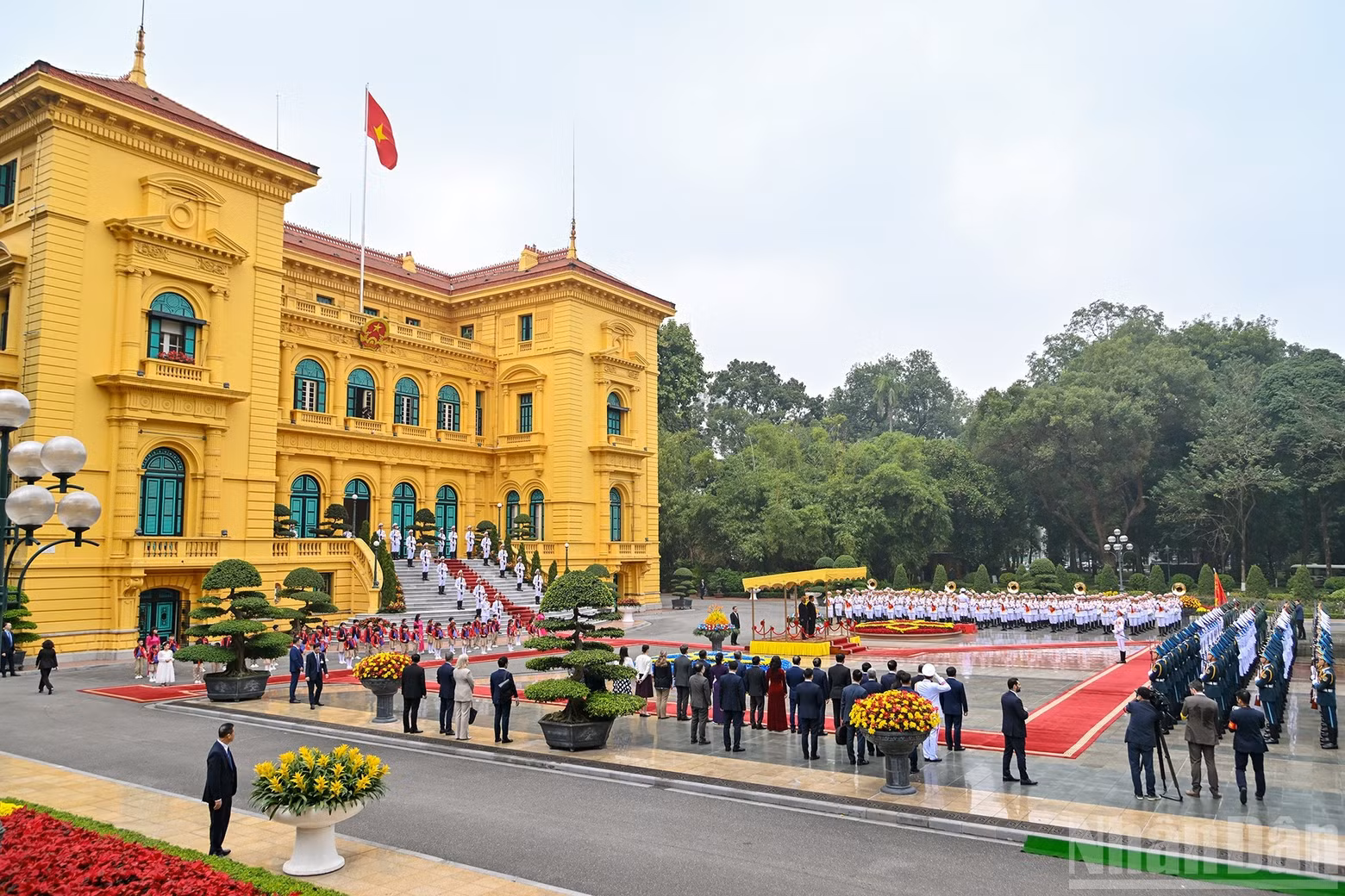 Vue d’ensemble de la cérémonie d’accueil au Palais présidentiel.