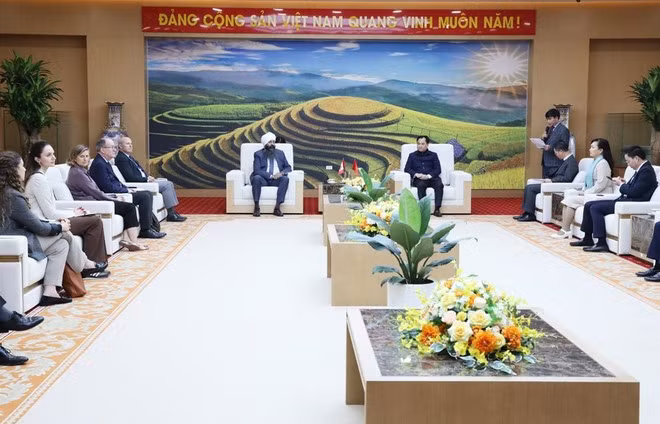 Panorama de la séance de travail entre la délégation canadienne et les autorités de Lao Cai. Photo: laodong.vn