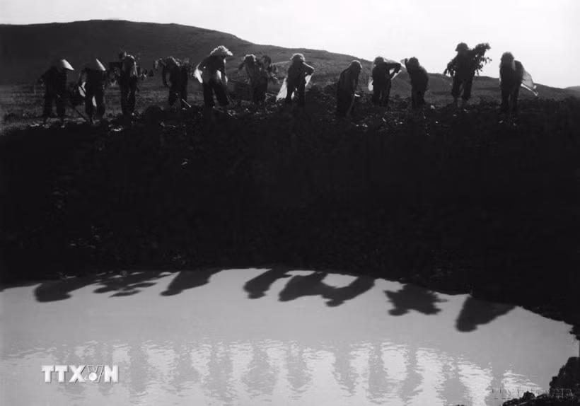 Le carrefour de Dong Loc, situé dans la commune éponyme, autrefois rattachée au district de Can Loc, dans la province de Ha Tinh, constituait un passage stratégique de la légendaire piste Truong Son. Dix jeunes volontaires de la 4ᵉ section de la Compagnie 552, relevant de la Brigade 55 des Jeunes volontaires de Ha Tinh, y ont courageusement tenu leur position. Elles ont toutes péri, encore très jeunes, au cours d’un bombardement. (Photo : Van Sac/VNA)