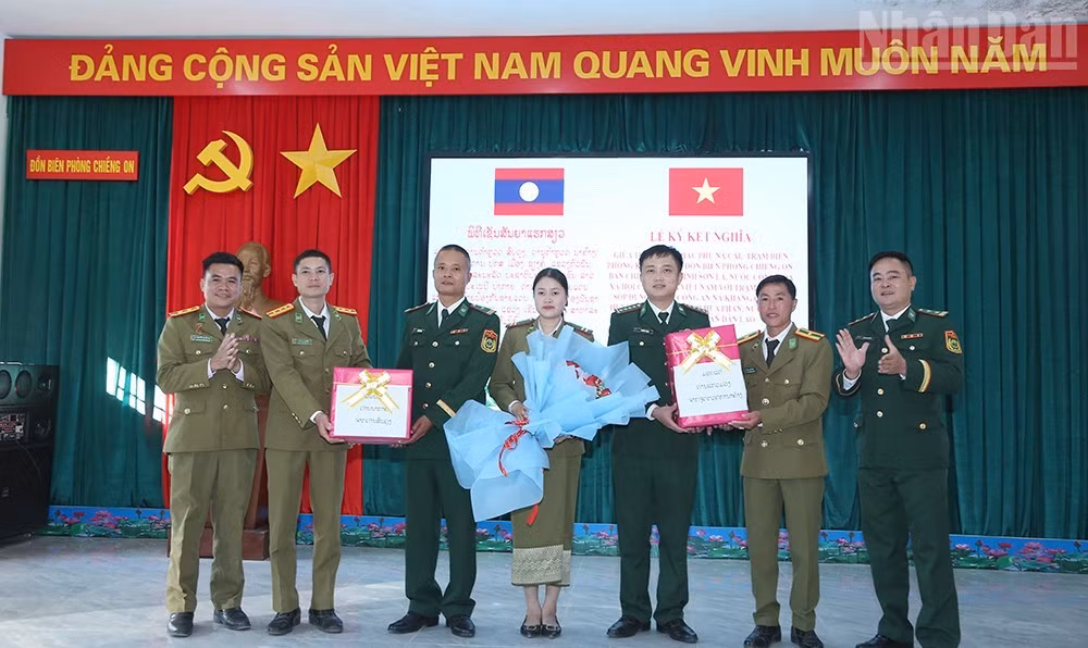 La police du district de Xiengkhor, dans la province laotienne de Houaphan, remet un cadeau au poste de garde-frontières de Chieng On. Photo : Phan Thao