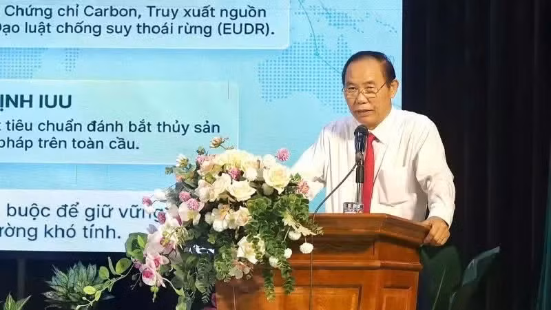 Phung Duc Tien, ancien vice-ministre de l’Agriculture et de l’Environnement, prend la parole lors du séminaire.