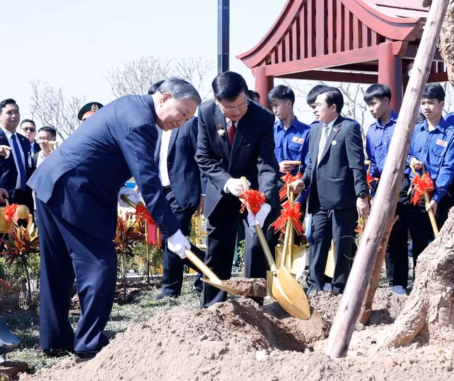 Le secrétaire général du PCV, To Lam, et le secrétaire général du PPRL et président lao, Thongloun Sisoulith, plantent un arbre commémoratif lors de la cérémonie d'inauguration du Parc de l'amitié Laos-Vietnam. Photo : VNA