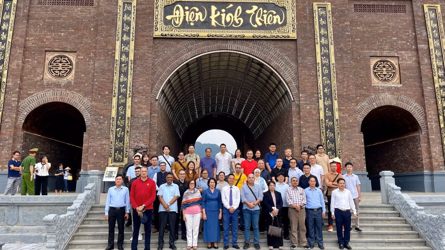 Les participants immortalisent leur visite lors d’une photo de groupe. Photo : Yen Trinh.
