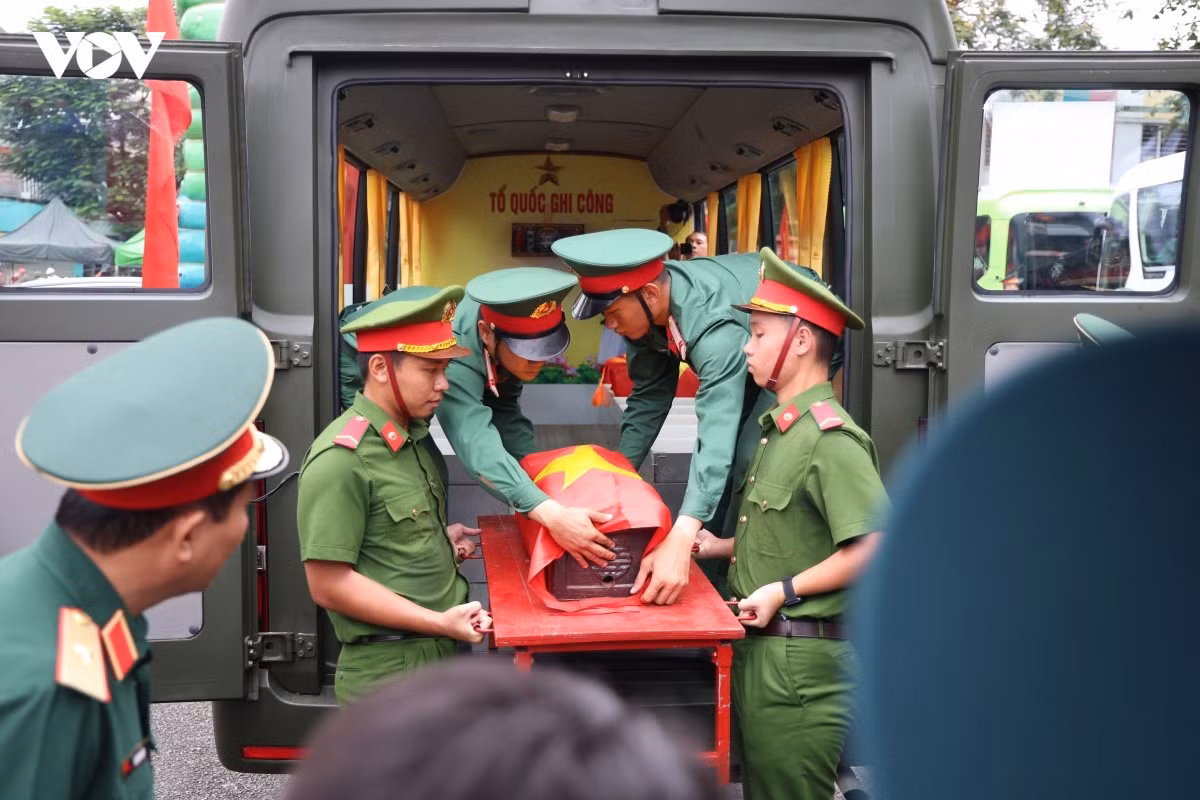 Les équipes répètent le chargement des cercueils dans les véhicules spécialement aménagés pour leur acheminement au Cimetière des martyrs de Hô Chi Minh-Ville. Photo : Ty Huynh