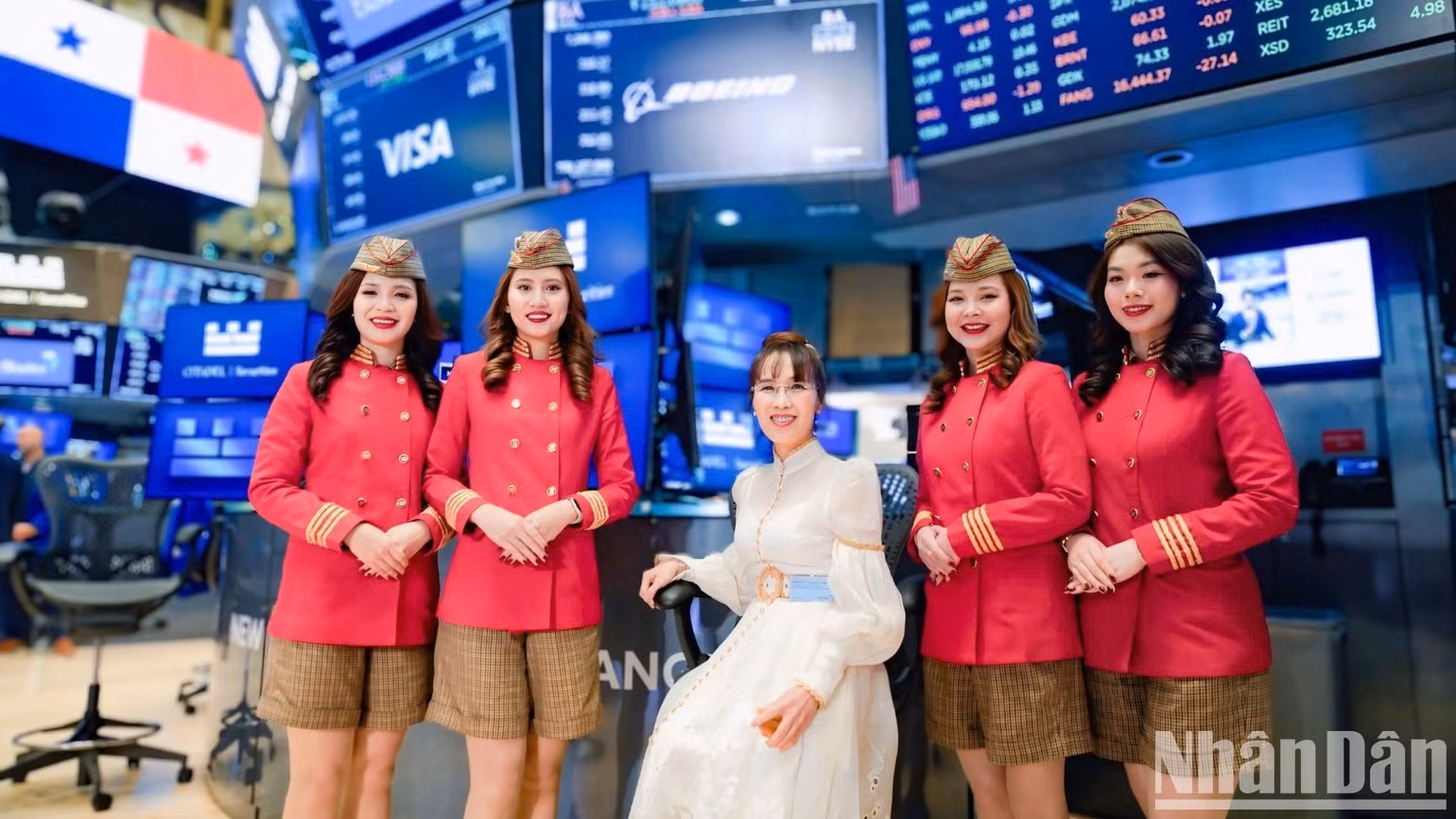 Nguyen Thi Phuong Thao et des membres d’équipage de Vietjet lors de leur visite à la Bourse de New York. Photo : Bao Vy