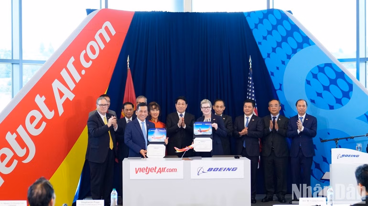 Vietjet et Stephanie Pope, PDG de Boeing Commercial Airplanes, lors de la livraison du premier Boeing 737-8 à la compagnie vietnamienne. Photo : Bao Vy