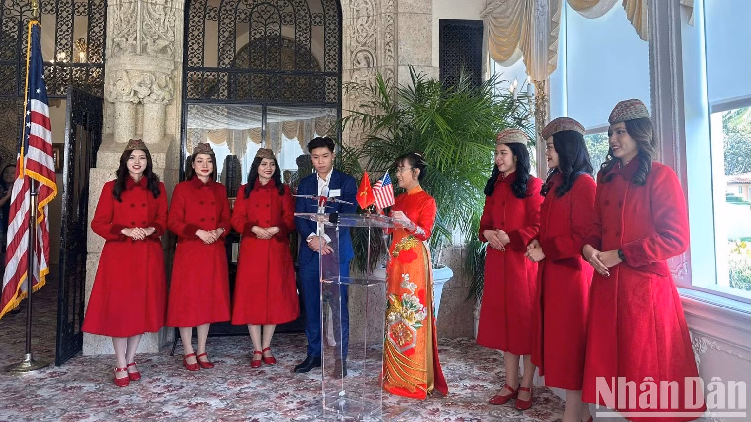 Nguyen Thi Phuong Thao prend la parole à Mar-a-Lago, résidence du président élu Donald Trump, lors du « Friends of Vietnam Summit » organisé avec des partenaires internationaux. Photo : Bao Vy