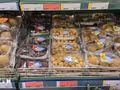 Des ramboutans et des longanes frais du Vietnam sont présentés dans les rayons du supermarché METRO aux côtés de produits provenant d'autres pays. Photo : VNA.