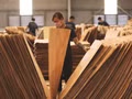 Le Vietnam occupe actuellement le 5e rang mondial, le 2e en Asie et le 1er en Asie du Sud-Est pour les exportations de bois et de produits dérivés. Photo : VNA.