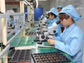 Contrôle de la qualité des produits avant expédition chez Vietonic Company, dans le parc industriel de Dinh Tram, province de Bac Ninh. Photo : VNA. 