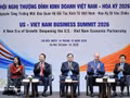 Le vice-Premier ministre permanent Pham Gia Tuc (centre) avec les délégués lors du 9e Sommet des affaires Vietnam - États-Unis, le 14 octobre à Hanoï. Photo : VNA.