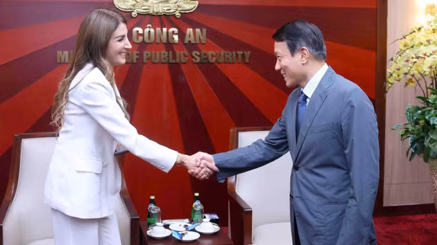 Le ministre de la Sécurité publique, Luong Tam Quang, et la dirigeante d'Ericsson Vietnam, Rita Mokbel. Photo : bocongan.gov