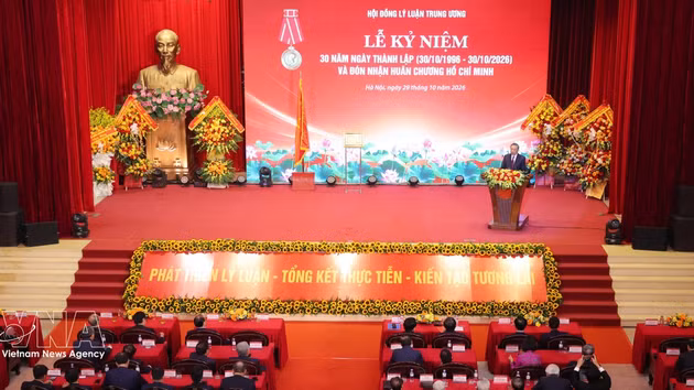 Vue de la cérémonie de commémoration du 30e anniversaire du Conseil théorique central, à Hanoi, le 29 octobre. Photo : VNA.