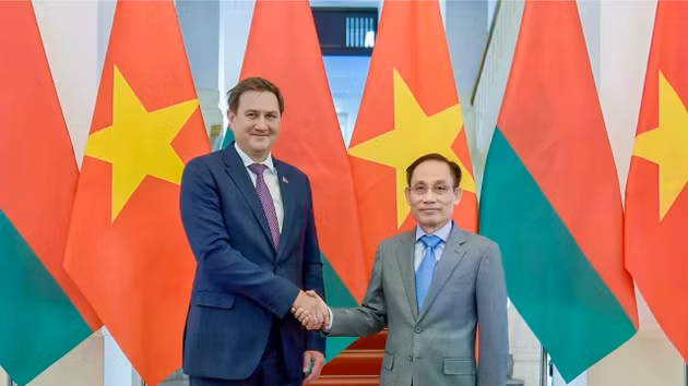 Le ministre vietnamien des Affaires étrangères, Le Hoai Trung, membre du Bureau politique, accueille son homologue biélorusse Maxim Ryzhenkov, le 28 octobre au matin. Photo : Quang Hoa.