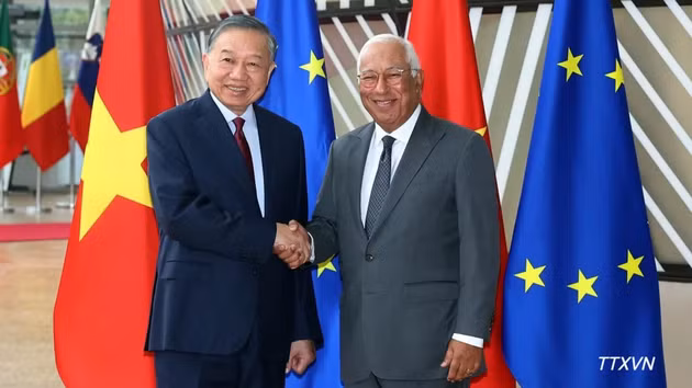 Le président du Conseil européen, António Costa, accueille le secrétaire général du Parti communiste du Vietnam et président vietnamien, To Lam. (Photo : VNA)