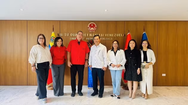 L’ambassadeur du Vietnam au Venezuela, Vu Trung My, s’entretient avec Jesús Faría, vice-président du PSUV. (Source : ambassade du Vietnam au Venezuela)