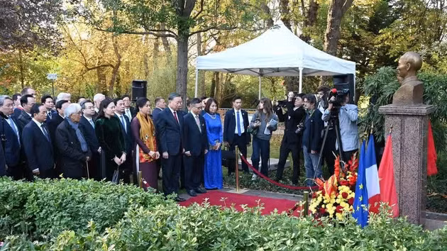Le haut dirigeant To Lam, accompagné de son épouse et d’une délégation de haut niveau, a rendu hommage, le 10 septembre, au Président Hô Chi Minh devant sa statue, au parc Montreau, à Montreuil. Photo : Trung Hung/NDEL. 