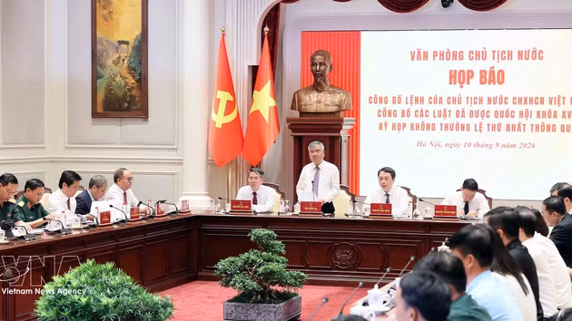 La conférence de presse pour annoncer l’ordonnance du président de la République portant promulgation de 15 lois adoptées par l’Assemblée nationale lors de sa première session non extraordinaire. Photo : VNA. 