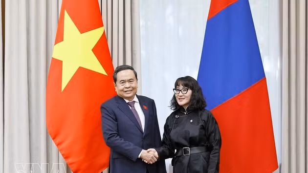 Le président de l’Assemblée nationale (AN) vietnamienne, Tran Thanh Man, a rencontré J. Bayarmaa, présidente du Groupe parlementaire d’amitié Mongolie-Vietnam. Photo : VNA. 