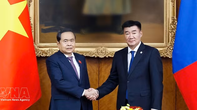 Le matin du 10 septembre, à Oulan-Bator, le président de l'AN mongole, Sandag Byambatsogt (à droite) a eu un entretien avec son homologue vietnamien Tran Thanh Man. Photo : VNA. 