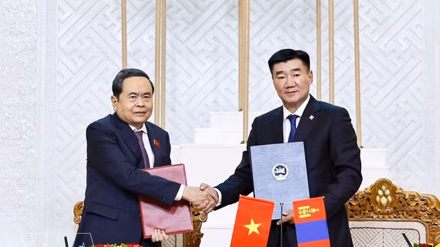Le président de l’Assemblée nationale (AN) du Vietnam, Tran Thanh Man (à gauche), et le président du Parlement de Mongolie, Sandag Byambatsogt, ont signé, le 10 septembre au matin (heure locale), à Oulan-Bator, un protocole d’accord sur la coopération entre les deux organes législatifs. Photo : VNA. 