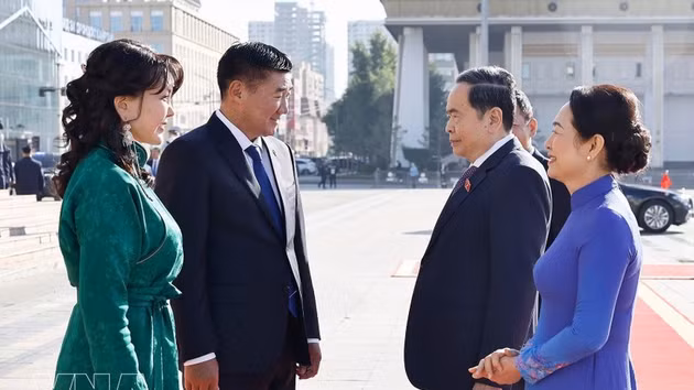 Les présidents des Parlements vietnamien et mongol et leurs épouses à la cérémonie d'accueil officielle à Oulan-Bator. Photo : VNA. 