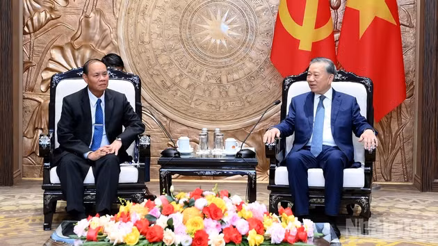 Le secrétaire général du Parti communiste du Vietnam (PCV) et président de la République, To Lam (à droite), reçoit Vilay Lakhamphong, membre du Bureau politique et permanent du Secrétariat du Comité central du Parti populaire révolutionnaire lao (PPRL). Photo : NDEL 