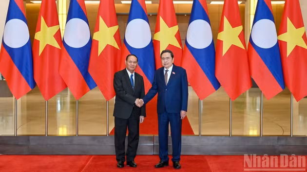 Le président de l'Assemblée nationale, Tran Thanh Man, et Vilay Lakhamphong, permanent du Secrétariat du Comité central du Parti populaire révolutionnaire lao (PPRL). Photo: NDEL