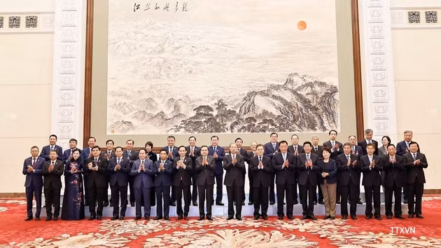 Le président de l’Assemblée nationale vietnamienne, Tran Thanh Man, et le président du Comité permanent de l’Assemblée populaire nationale de Chine, Zhao Leji, entourés des délégations des deux pays, au Grand Palais du Peuple à Pékin, le 12 octobre 2026. Photo : VNA.