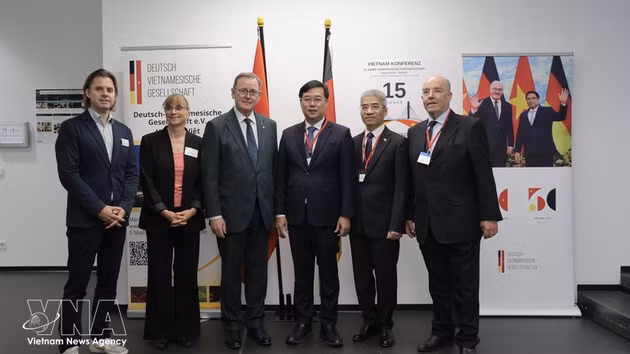 Le Quoc Phong, secrétaire adjoint permanent du Comité du Parti de Hô Chi Minh-Ville (3e de droite), le vice-président du Bundestag allemand, Bodo Ramelow (4e), l'ambassadeur du Vietnam en Allemagne, Nguyen Dac Thanh (2e) et le président de l'Association Allemagne-Vietnam, Rolf Schulze (premier). Photo : VNA. 